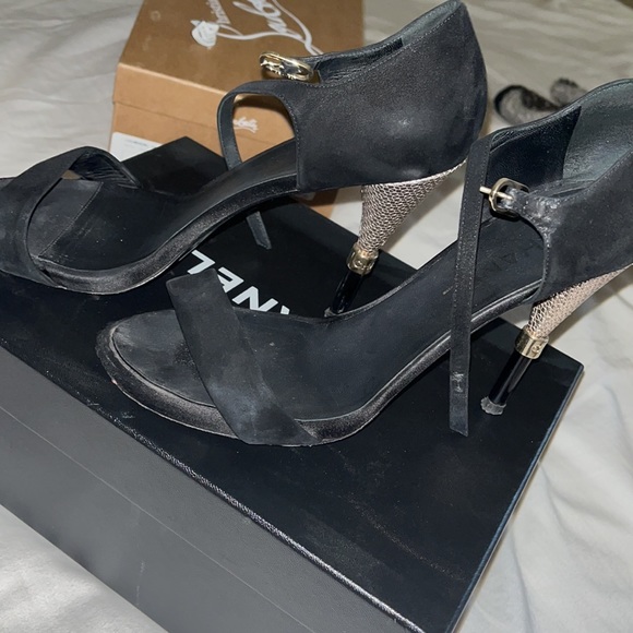 Gently used black chanel heels size 39.5. Comes with original box and duster - Picture 4 of 5